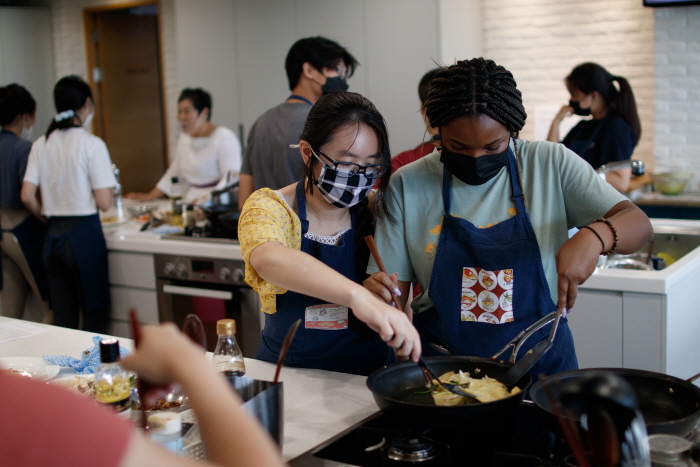 국제하계대학(ISC) 외국인 학생의 한식 체험 행사