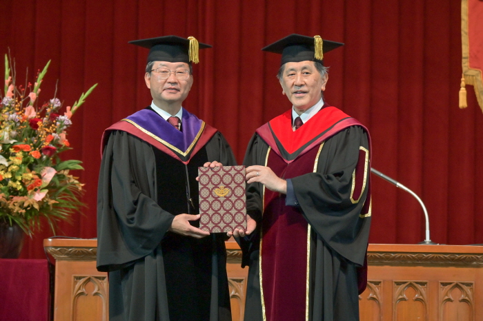 정진택 총장(왼쪽)과 다나카 아이지(田中愛治) 와세다대학 총장(오른쪽)이 명예박사학위 수여 후 기념촬영을 하고 있다.