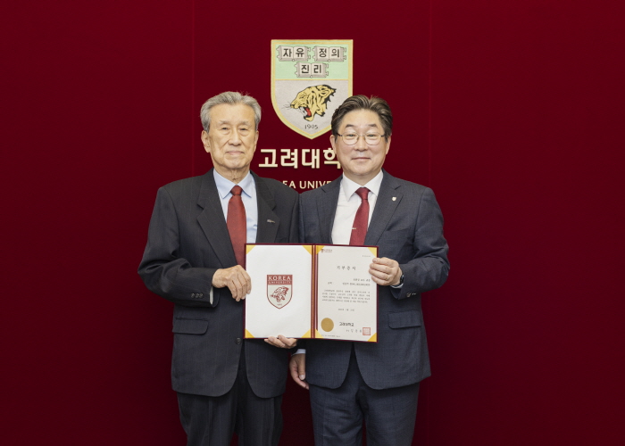 유휘성 기부자(왼쪽)와 김동원 고려대 총장(오른쪽)이 기부식에서 기념 촬영을 하고 있다.