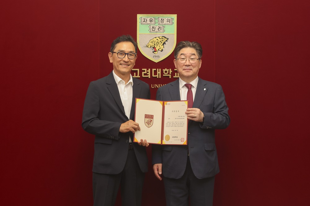 - 김동원 총장(오른쪽)과 이정학 ㈜SEMK 대표가 기념 사진을 찍고 있다.