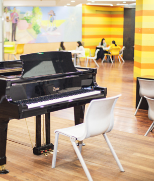 CDL 글로벌 라운지 Book Cafe 내부 피아노