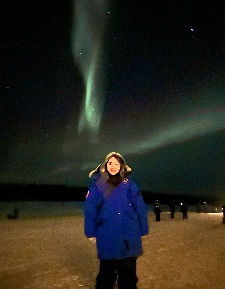 오로라가 뜬 하늘 아래 서 있는 황혜림 학생