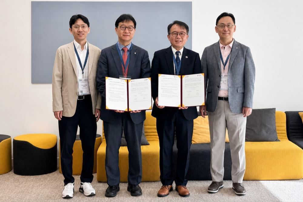 프랑스 한인과학기술자협회와 업무협약(MOU) 체결 후 기념활영. (왼쪽부터) 백상헌 고려대 앵커사업단 본부장, 이헌정 고려대 연구처장, 이종욱 프랑스 한인과학기술자협회장, 김태근 고려대 산학협력단장