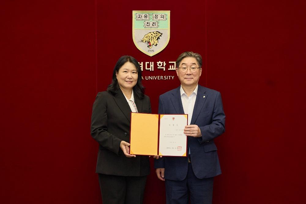 (왼쪽부터) 고려대 여자양궁부 김수녕 신임 감독, 고려대 김동원 총장