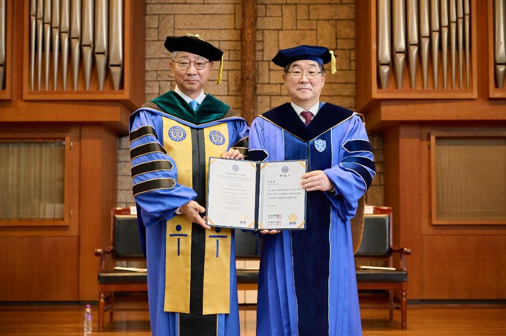 (왼쪽부터) 연세대 윤동섭 총장, 고려대 김동원 총장