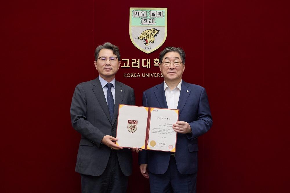(왼쪽부터) 고려대 장길수 공과대학장, 김동원 총장