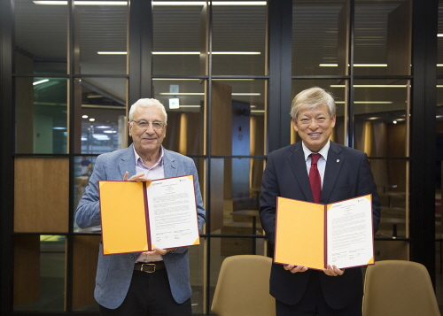 이갈 에를리히 요즈마 그룹 회장(왼쪽)과 염재호 고려대 총장(오른쪽)이 협약서 서명 후 기